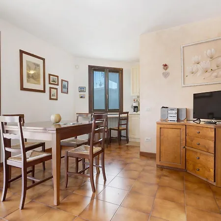 Casa Gerardo דירה טיניאלה